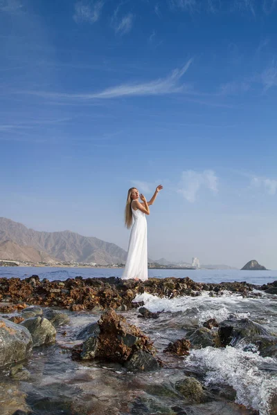 plaj ve beyaz elbiseli Bayan muhteşem görünümü