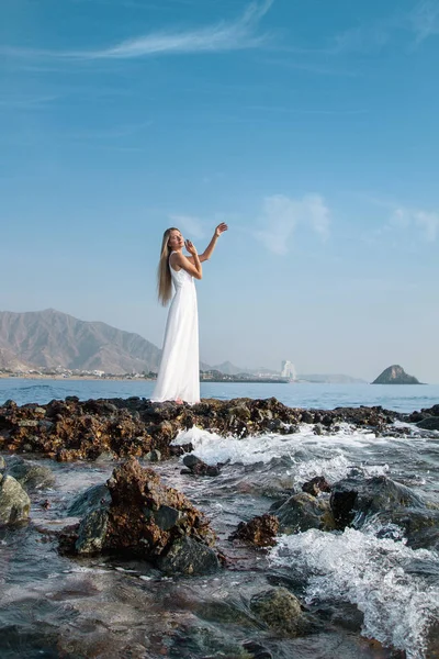 Vue spectaculaire sur la plage et dame en robe blanche Photos De Stock Libres De Droits