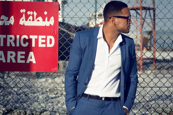 Genç yakışıklı adam yasak işareti açık