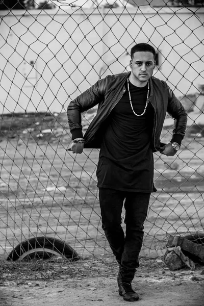 yakışıklı delikanlı açık 