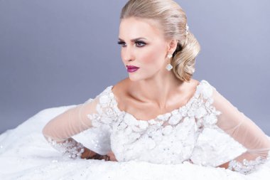 mavi arka plan düğün güzellik çekimi 