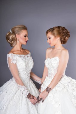 mavi arka plan düğün güzellik çekimi 