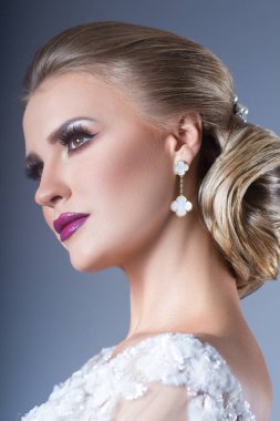 mavi arka plan düğün güzellik çekimi 