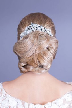 mavi arka plan düğün güzellik çekimi 