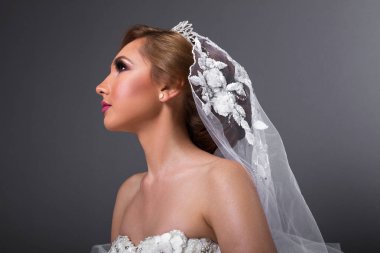 mavi arka plan düğün güzellik çekimi 