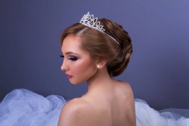 mavi arka plan düğün güzellik çekimi 