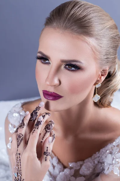 mavi arka plan düğün güzellik çekimi 