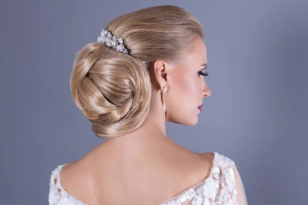 mavi arka plan düğün güzellik çekimi 