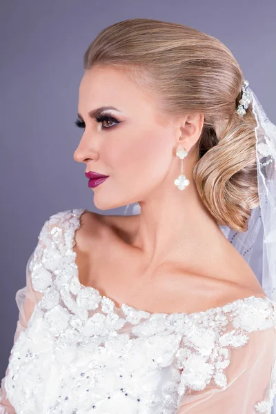 mavi arka plan düğün güzellik çekimi 