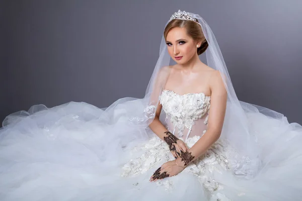 mavi arka plan düğün güzellik çekimi 