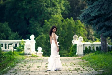 Zarif çekici ince genç kadın uzun beyaz elbise sta