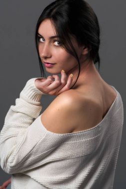 Genç kadın rahat stüdyo portre beyaz top