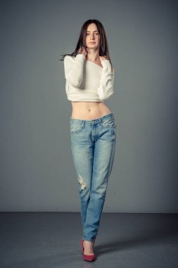 Genç kadın rahat stüdyo portre beyaz top