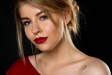 Kırmızı dudaklar ile sarışın kız