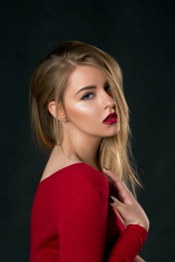 Kırmızı dudaklar ile sarışın kız