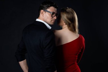 Genç çift gece elbiseleri siyah arka plan 