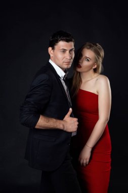 Genç çift gece elbiseleri siyah arka plan 