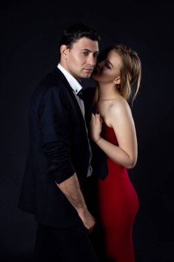 Genç çift gece elbiseleri siyah arka plan 