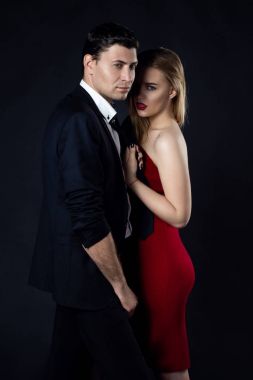 Genç çift gece elbiseleri siyah arka plan 