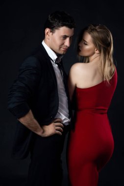 Genç çift gece elbiseleri siyah arka plan 