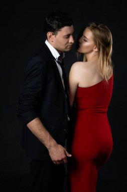 Genç çift gece elbiseleri siyah arka plan 