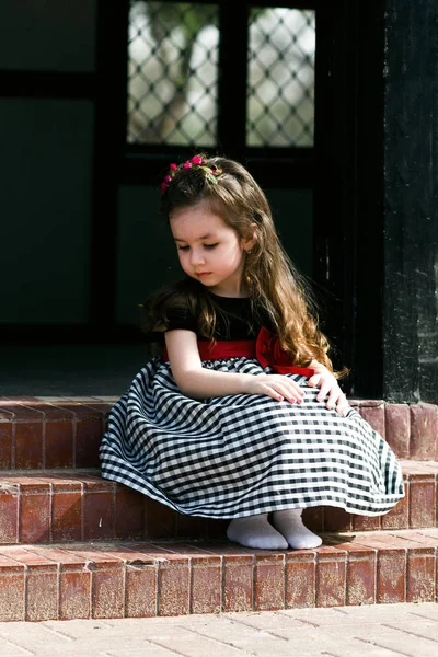 Портрет сумної маленької дівчинки в день на відкритому повітрі — стокове фото