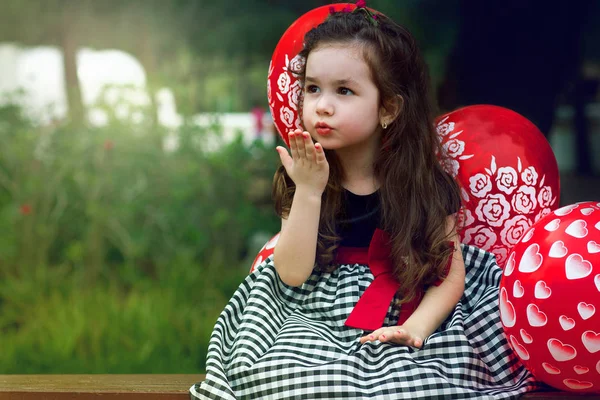 Açık gün zaman üzgün küçük kız portresi