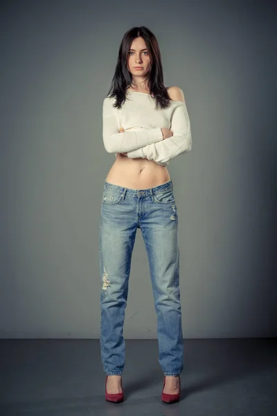 Genç kadın rahat stüdyo portre beyaz top