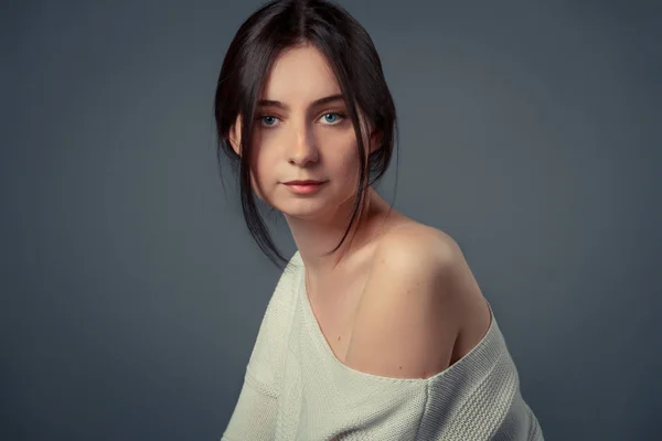 Genç kadın rahat stüdyo portre beyaz top — Stok fotoğraf
