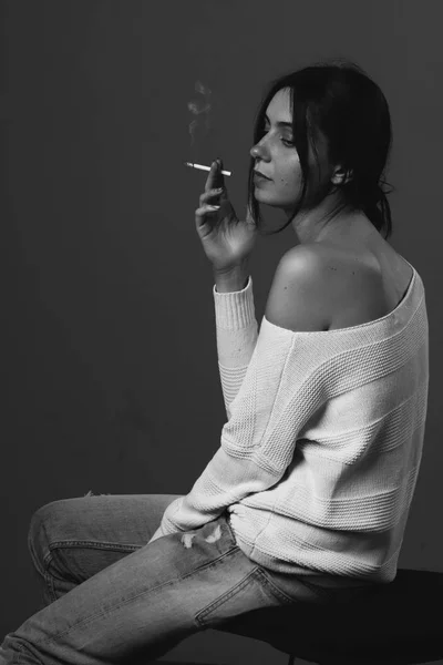 Stüdyo giyen içinde güzel genç kız beyaz ilk