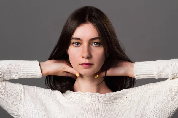 Genç kadın rahat stüdyo portre beyaz top