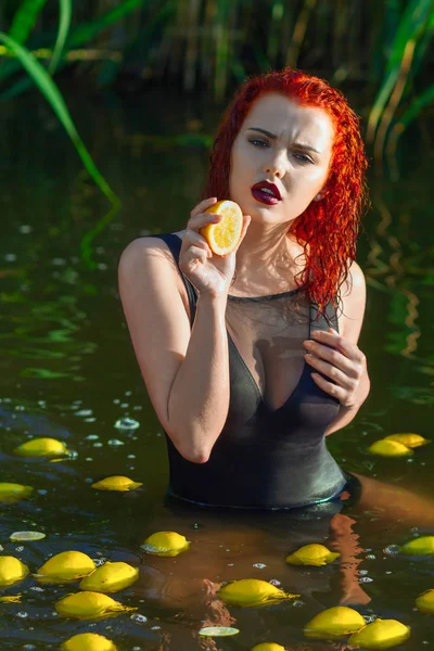 Kızıl saçlı güzel Avrupa modeli 