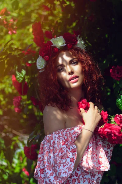 Kızıl saçlı güzel Avrupa modeli 