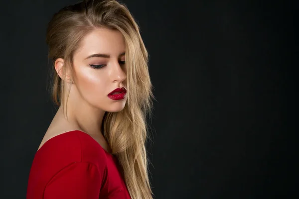 Блондинка з червоними губами — стокове фото