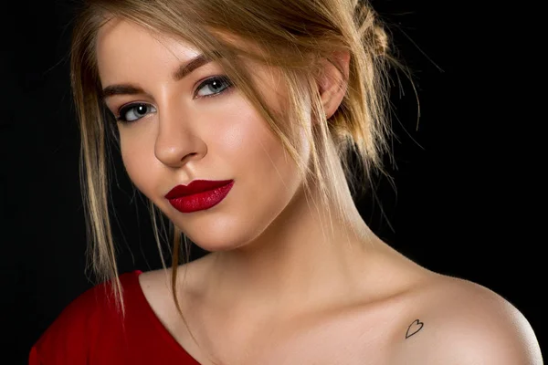 Kırmızı dudaklar ile sarışın kız