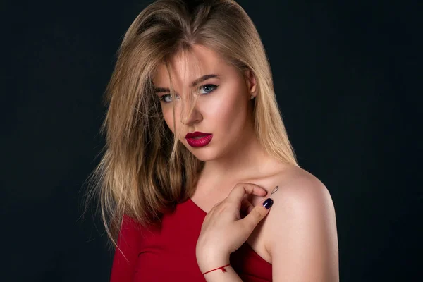 붉은 입술과 금발 소녀 — 스톡 사진
