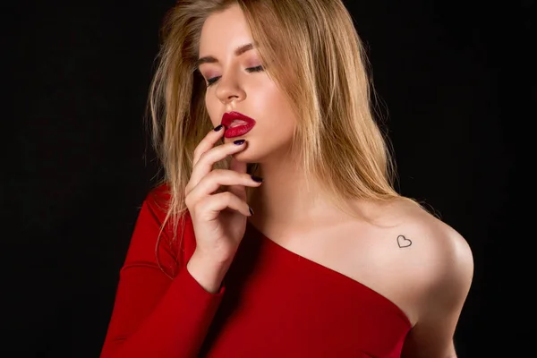 Blond dziewczyna z czerwonymi ustami — Zdjęcie stockowe