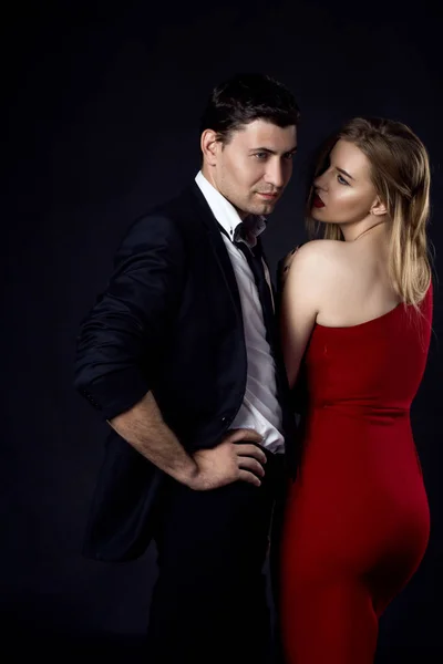 Genç çift gece elbiseleri siyah arka plan 