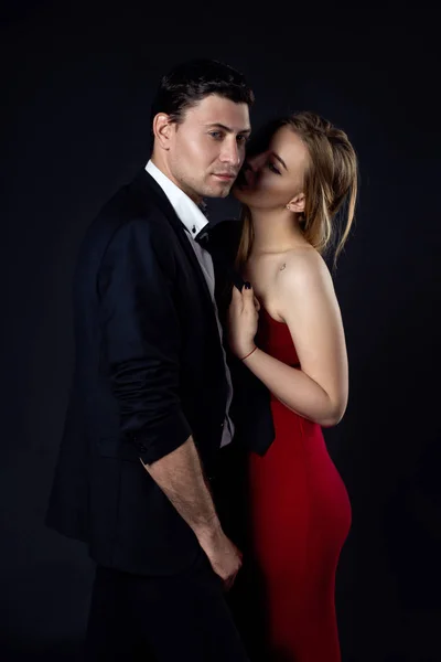 Genç çift gece elbiseleri siyah arka plan 