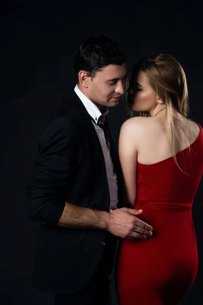 Genç çift gece elbiseleri siyah arka plan 