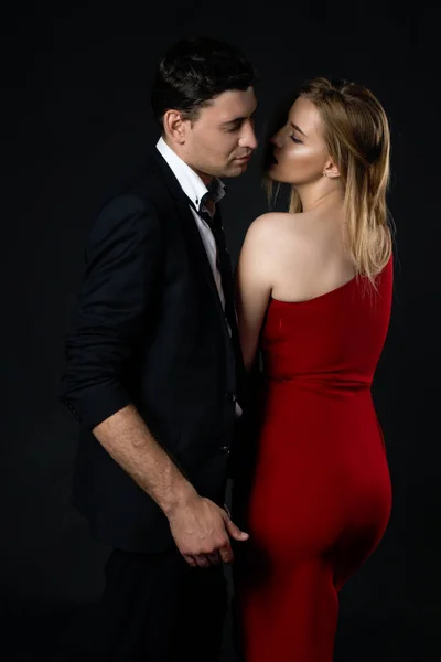 Genç çift gece elbiseleri siyah arka plan 