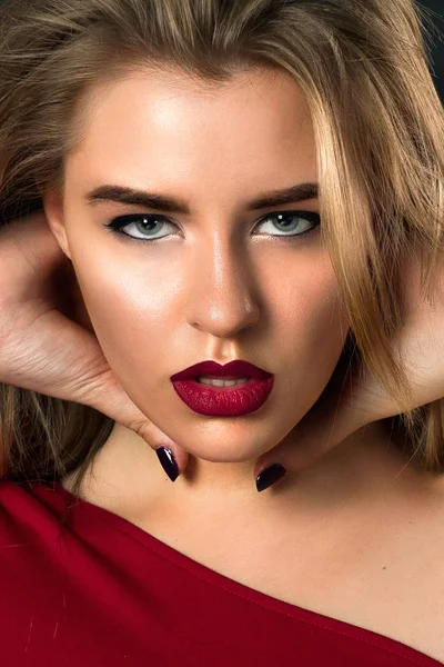 Kırmızı dudaklar ile sarışın kız