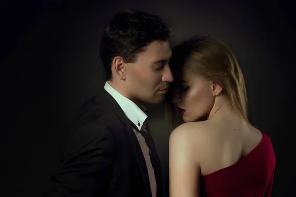 Genç çift gece elbiseleri siyah arka plan 