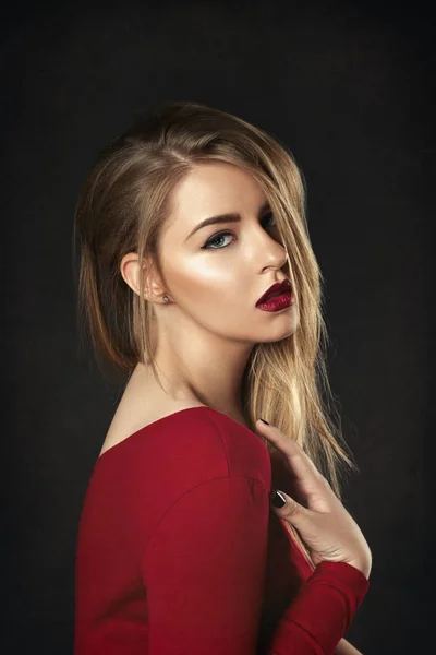 Blond dziewczyna z czerwonymi ustami — Zdjęcie stockowe