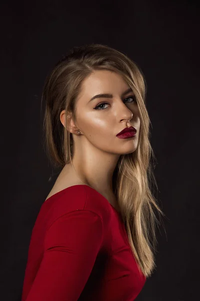 Kırmızı dudaklar ile sarışın kız