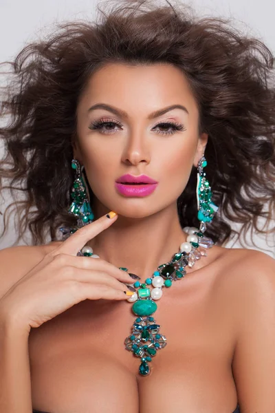 Kıvırcık saçlı, yeşil Kuyumculuk