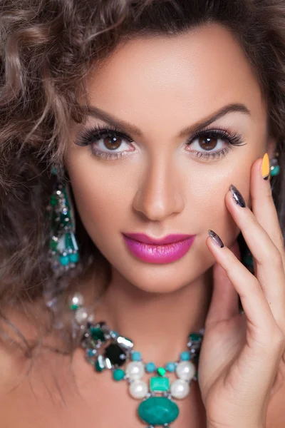 Kıvırcık saçlı, yeşil Kuyumculuk