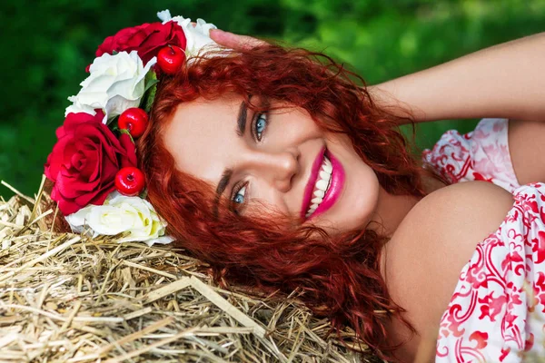 Beau modèle européen aux cheveux roux Images De Stock Libres De Droits