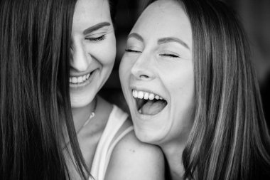 iki doğal Avrupa model gülüyor 