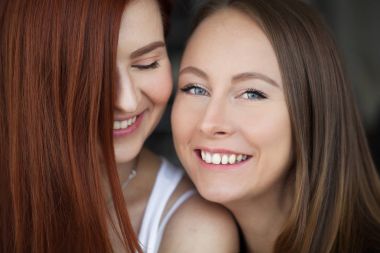 iki doğal Avrupa model gülüyor 